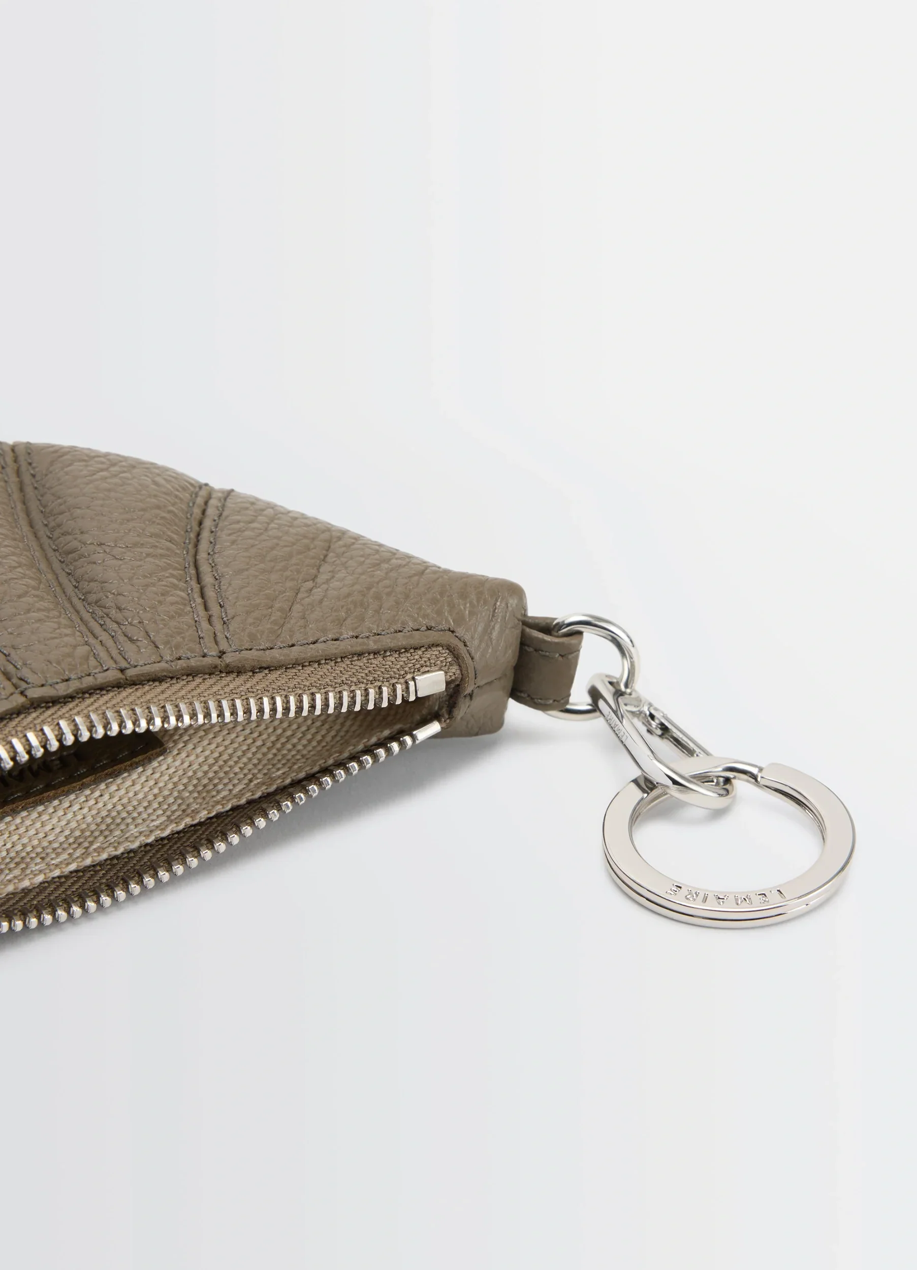 MINI CROISSANT KEYRING IN LEATHER - Image 3