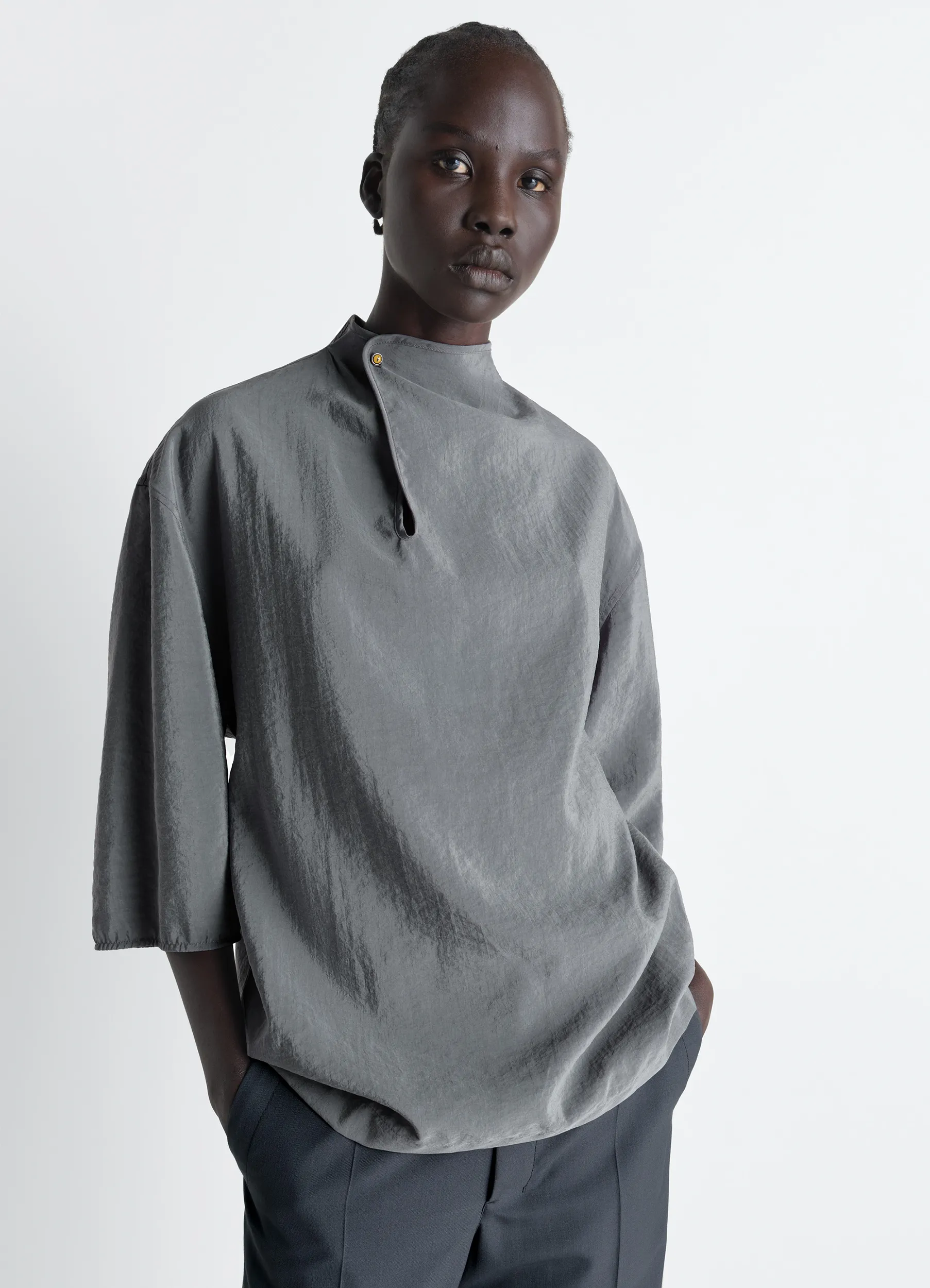 SOFT COLLAR TOP IN DRY SILK