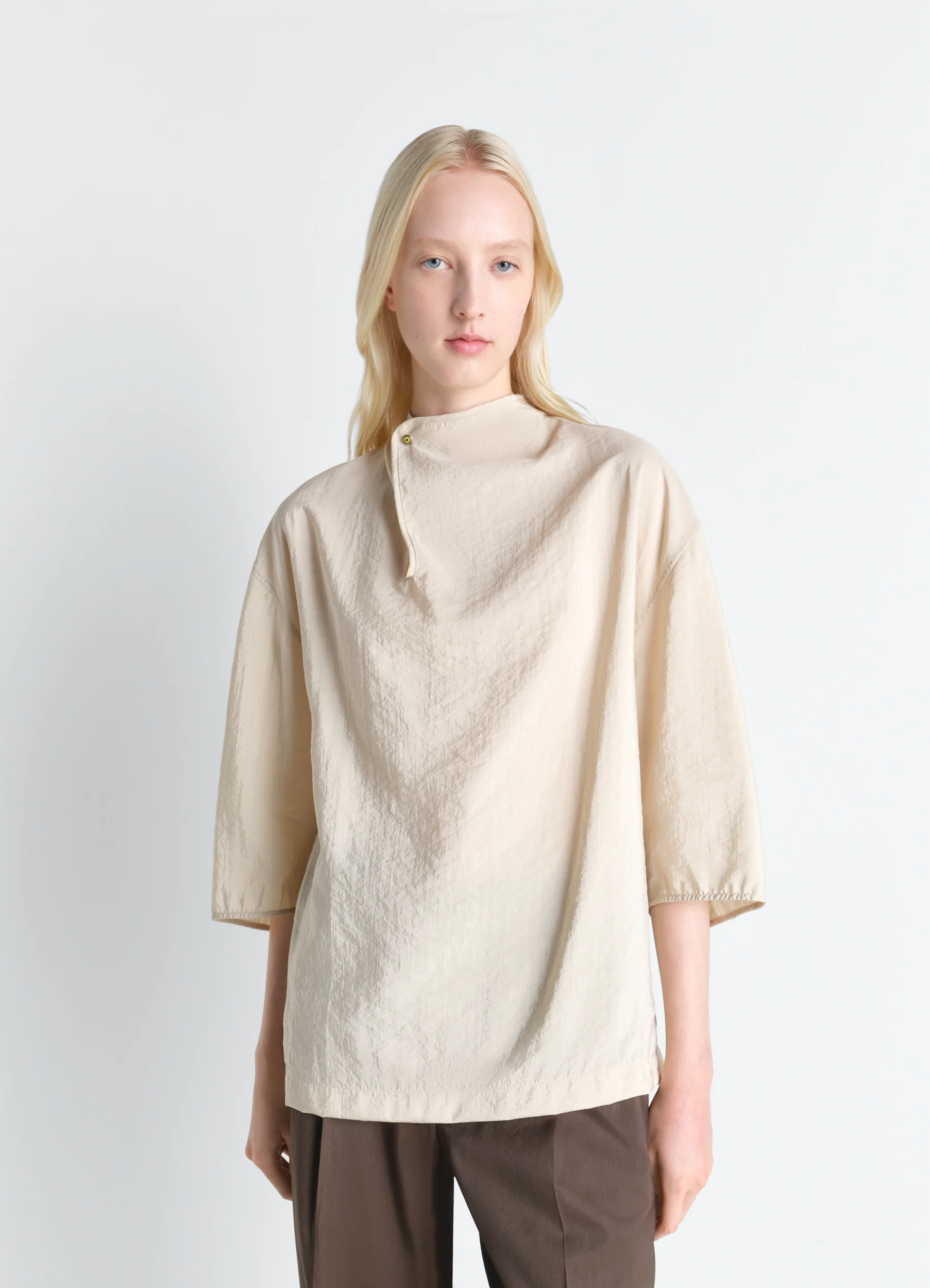 SOFT COLLAR TOP IN DRY SILK