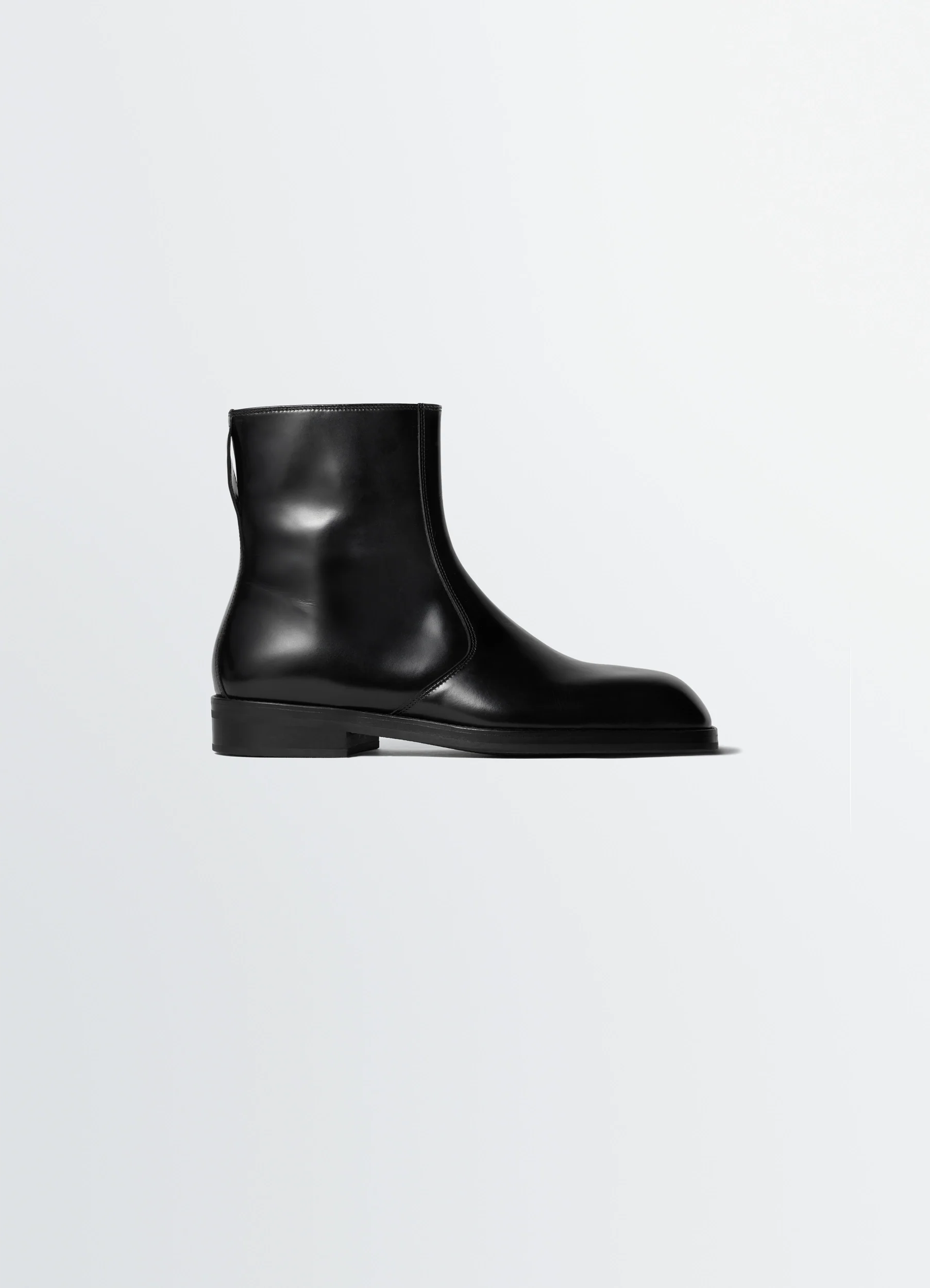 ZIPPED BOOTS IN LEATHER